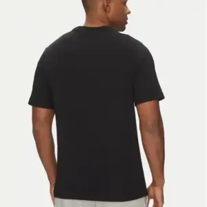 gs basketball drip tee
